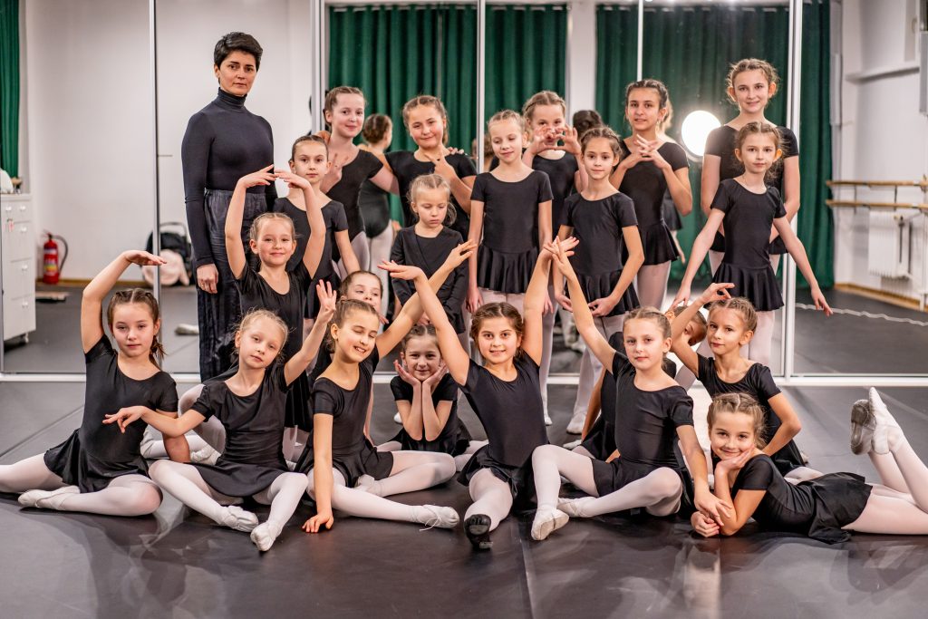 Baletnice i Pani Małgorzata w sali do ćwiczeń