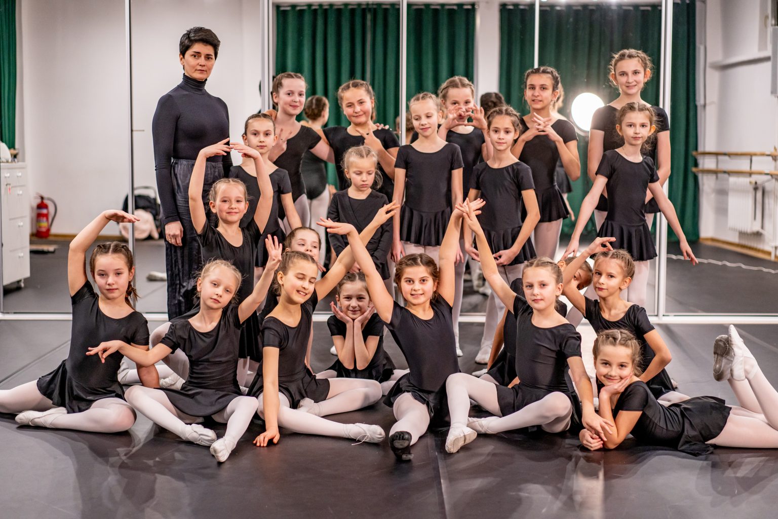 Baletnice i Pani Małgorzata w sali do ćwiczeń