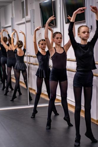 Baletnice-cwiczenia-w-sali-baletowej-10