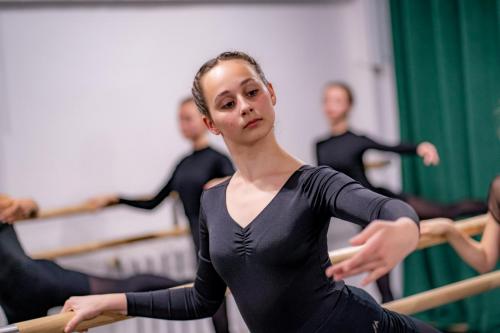 Baletnice-cwiczenia-w-sali-baletowej-8
